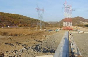 De ce nu avem autostrazi in Romania? Autoritatilor le ia doi ani sa aprobe mutarea unor stalpi din mijlocul santierului!