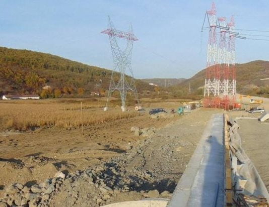 De ce nu avem autostrazi in Romania? Autoritatilor le ia doi ani sa aprobe mutarea unor stalpi din mijlocul santierului!