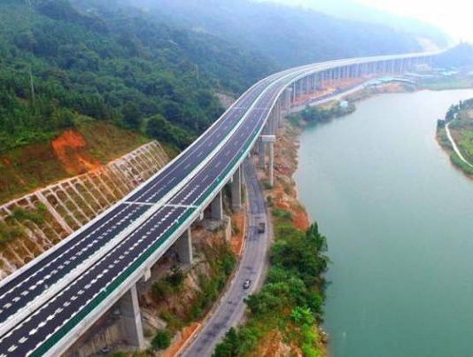 FOTO- La altii se poate! O tara a construit 135 de km de autostrada, prin munti, in doar 6 luni!
