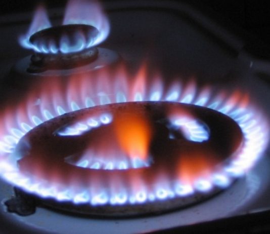 Noile prețuri plafonate pentru gaze și energie intră în vigoare, presedintele Iohannis a semnat legea