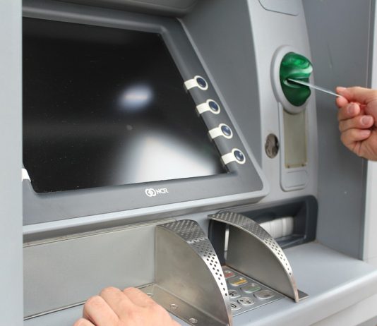 Unde e mai avantajos sa-ti intre pensia sau salariul? Topul bancilor din Romania in functie de comisioanele practicate