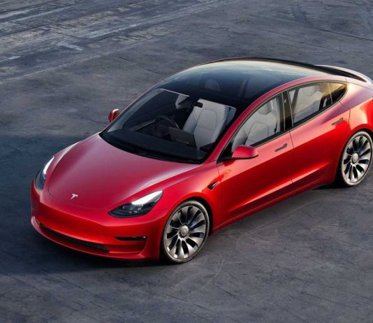 Masini de lux prost facute: Tesla recheama mii de masini pentru ca nu le-au strans suruburile